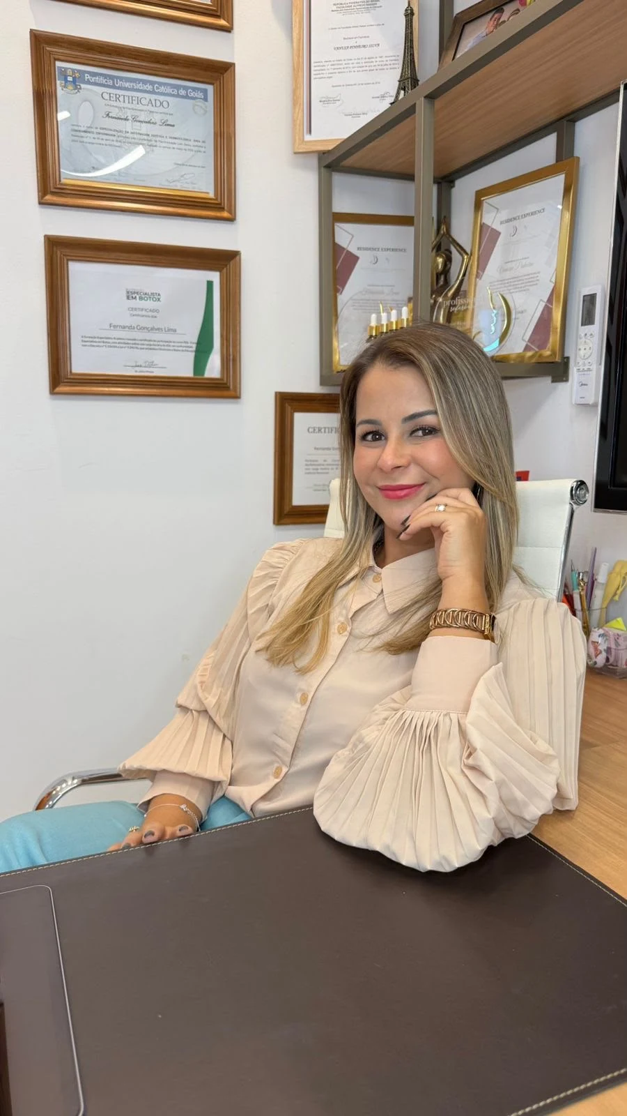 Dra. Vanusa Pinheiro em seu consultório em Goiânia
